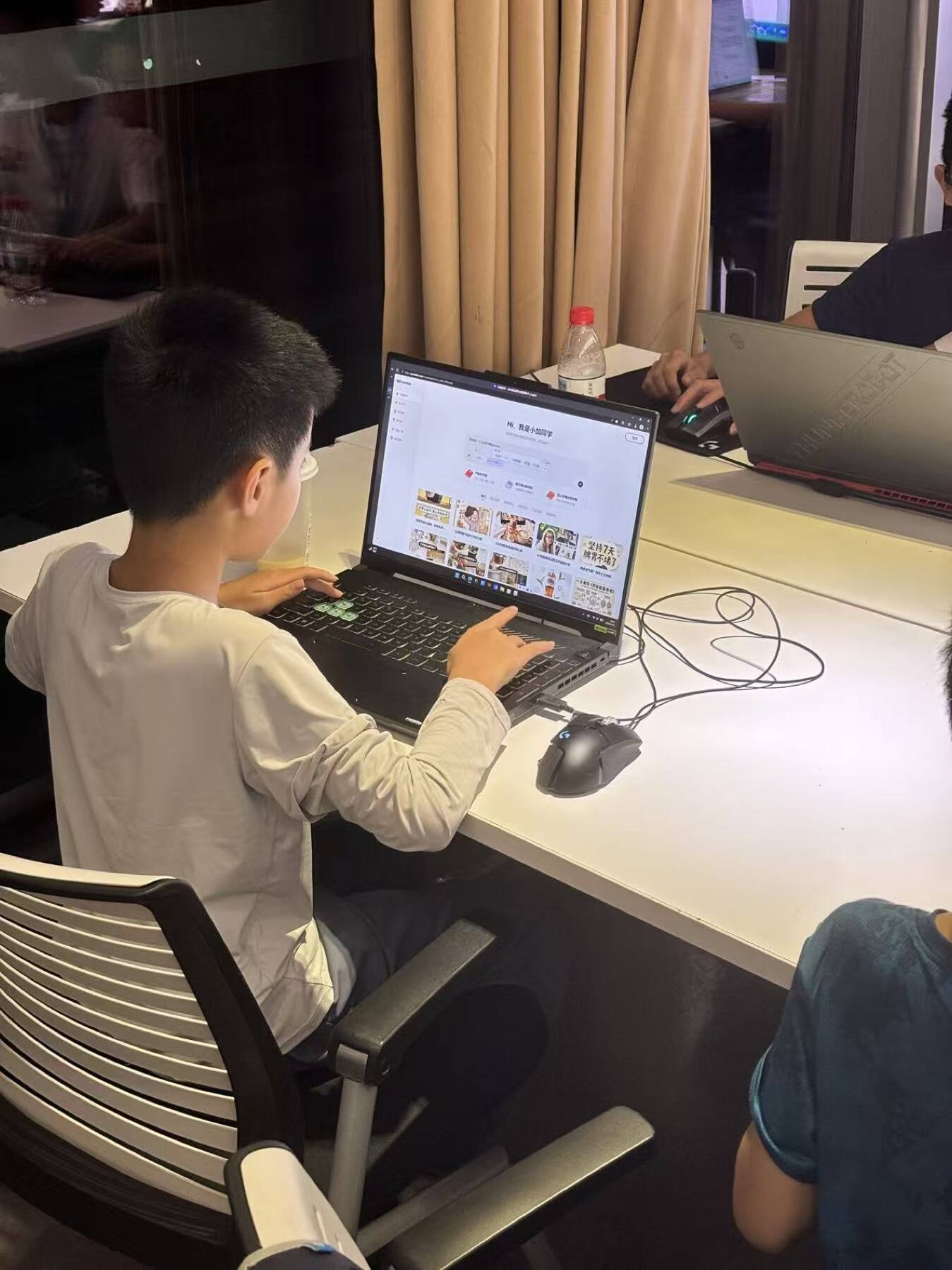 青少年学员使用小加同学完成 AI 学习任务