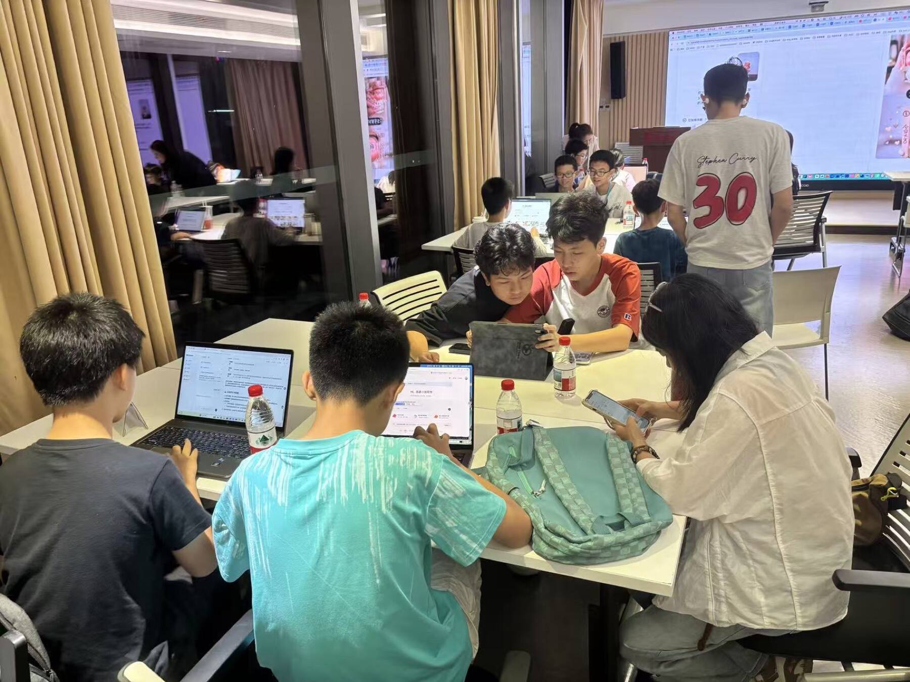 学员在 AI 教育工作坊中分组实践